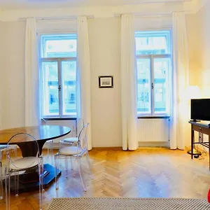 Beautiful Viennese Flat In The Centre דירה וינה